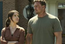 Sonya Cassidy sebagai Agen Susan Duffy dan Alan Ritchson sebagai Jack Reacher saling mata