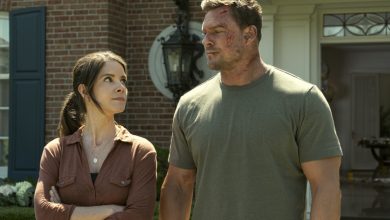 Sonya Cassidy sebagai Agen Susan Duffy dan Alan Ritchson sebagai Jack Reacher saling mata