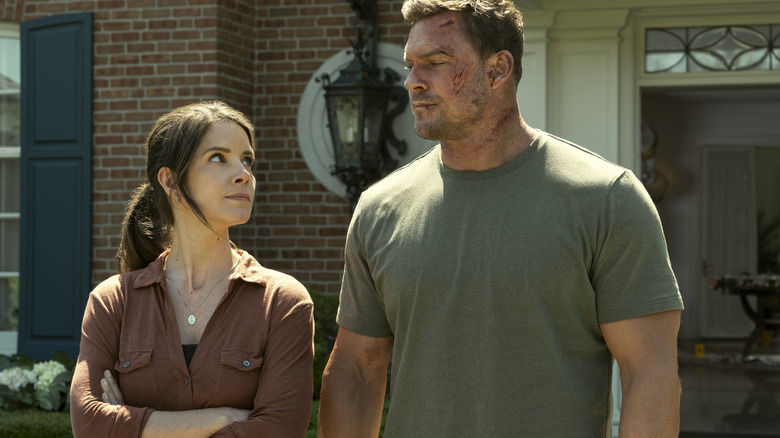 Sonya Cassidy sebagai Agen Susan Duffy dan Alan Ritchson sebagai Jack Reacher saling mata