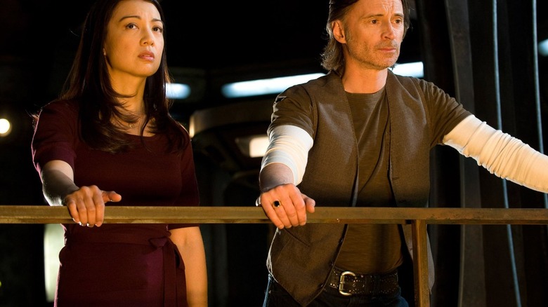 Nicolas Rush dan Camile Wray berbicara di Stargate Universe