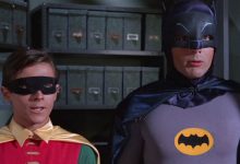 Burt Ward sebagai Robin dan Adam West sebagai Batman, melihat sesuatu di luar kamera