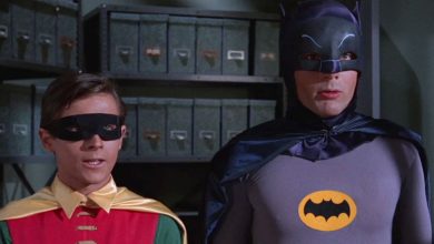 Burt Ward sebagai Robin dan Adam West sebagai Batman, melihat sesuatu di luar kamera