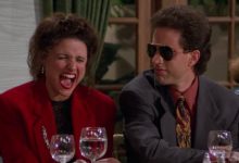 Julia Louis-Dreyfus 'Elaine Laughing dan Jerry Seinfeld's Jerry Mengenakan kacamata hitam di Seinfeld