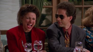 Julia Louis-Dreyfus 'Elaine Laughing dan Jerry Seinfeld's Jerry Mengenakan kacamata hitam di Seinfeld