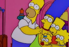 The Simpsons semuanya bernyanyi dan meringkuk pada saat yang sama. Dari The Simpsons.