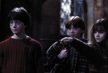 Harry dan Ron berdiri di dekat Hermione saat dia melambaikan tongkatnya di Harry Potter dan batu penyihir