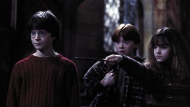 Harry dan Ron berdiri di dekat Hermione saat dia melambaikan tongkatnya di Harry Potter dan batu penyihir