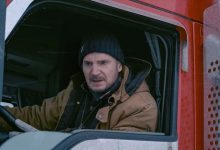 Liam Neeson sebagai Mike McCann dengan marah mengendarai salju di jalan es