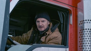 Liam Neeson sebagai Mike McCann dengan marah mengendarai salju di jalan es