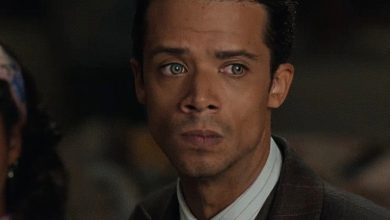 Louis de pointe du lac dari Jacob Anderson terlihat serius saat wawancara dengan vampir