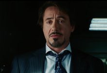 Tony Stark mengenakan jas di kendaraan militer di Iron Man