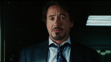 Tony Stark mengenakan jas di kendaraan militer di Iron Man