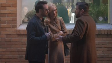 Charlie Cox sebagai Matt Murdock, Deborah Ann Woll sebagai Karen Page, dan Elden Henson sebagai Foggy Nelson berbicara dengan bersemangat di trotoar di Daredevil: Born Again