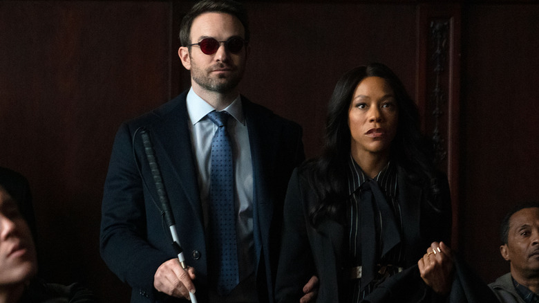 Charlie Cox sebagai Matt Murdock dan Nikki M. James sebagai Kirsten McDuffie berdiri di pengadilan di Daredevil: Born Again