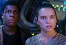 John Boyega's Finn dan Daisy Ridley Rey berdiri di Milenium Falcon di Star Wars: The Force Awakens