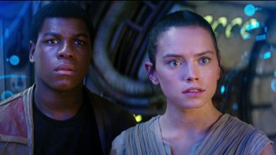 John Boyega's Finn dan Daisy Ridley Rey berdiri di Milenium Falcon di Star Wars: The Force Awakens