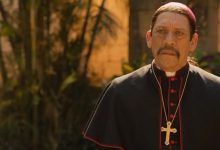 Danny Trejo mengenakan jumbai sebagai Uskup Edward Galano on Bones