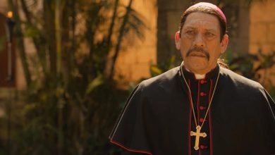 Danny Trejo mengenakan jumbai sebagai Uskup Edward Galano on Bones