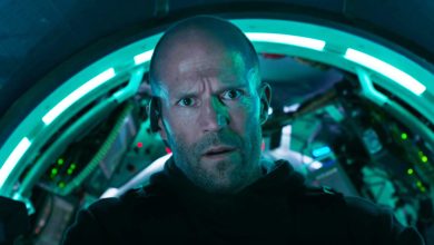 Jonas Taylor dari Jason Statham berdiri di kapal selam yang tampak khawatir di Meg