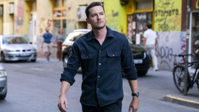 Jesse Lee Soffer's Wes Mitchell berjalan di jalan di FBI: International