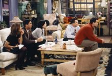 Jennifer Aniston sebagai Rachel, David Schwimmer sebagai Ross, Courtney Cox sebagai Monica, Matthew Perry sebagai Chandler dan Matt LeBlanc sebagai Joey terpaku pada televisi di Friends