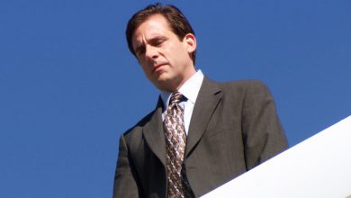 Steve Carrell's Michael Scott melihat ke bawah dari puncak blok kantor Dunder Mifflin di kantor