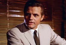 Felix Leiter Jack Lord terlihat melihat ke seberang bingkai di Dr No