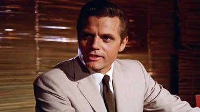 Felix Leiter Jack Lord terlihat melihat ke seberang bingkai di Dr No