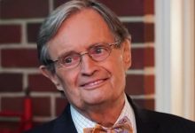 David McCallum tersenyum seperti Dr. Donald Ducky Mallard di NCIS