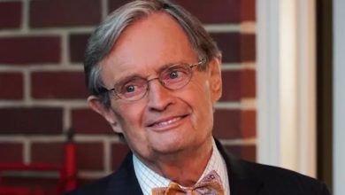 David McCallum tersenyum seperti Dr. Donald Ducky Mallard di NCIS