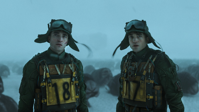 Robert Pattinson's Mickey 17 dan Mickey 18 berdiri bersama di Snow in Mickey 17