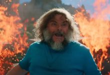 Jack Black berlari dari api saat Steve di Minecraft