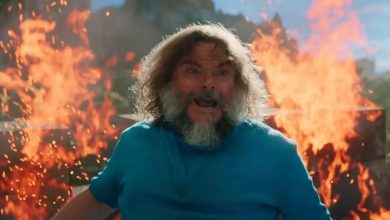 Jack Black berlari dari api saat Steve di Minecraft