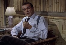 James Bond menginterogasi seorang preman di Dr. no