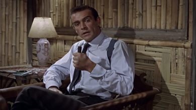 James Bond menginterogasi seorang preman di Dr. no