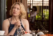 Carrie Coon terlihat aneh seperti Laurie in the White Lotus