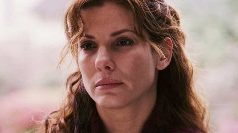 Linda Hanson dari Sandra Bullock melihat ke seberang bingkai di closeup di firasat