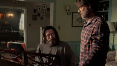 RUU Nick Offerman duduk di piano, melihat tagihan Murray Bartlett di The Last of Us