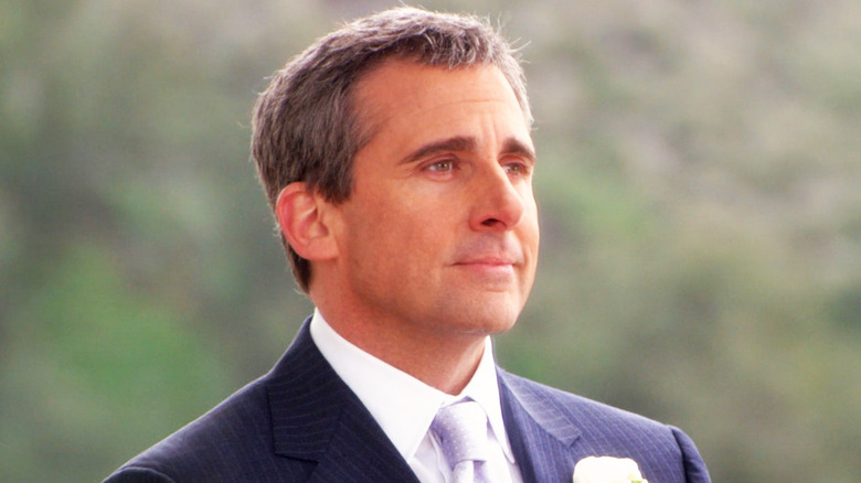 Michael Scott dari Steve Carell berdiri di jas di pernikahan Dwight di kantor