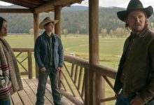 Kelsey Asbille sebagai Monica, Brecken Merrill sebagai Tate, dan Luke Grimes sebagai Kayce berdiri di teras di Yellowstone