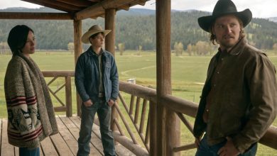 Kelsey Asbille sebagai Monica, Brecken Merrill sebagai Tate, dan Luke Grimes sebagai Kayce berdiri di teras di Yellowstone