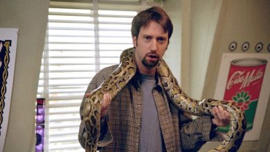 Tom Green sebagai Barry memegang ular dalam perjalanan