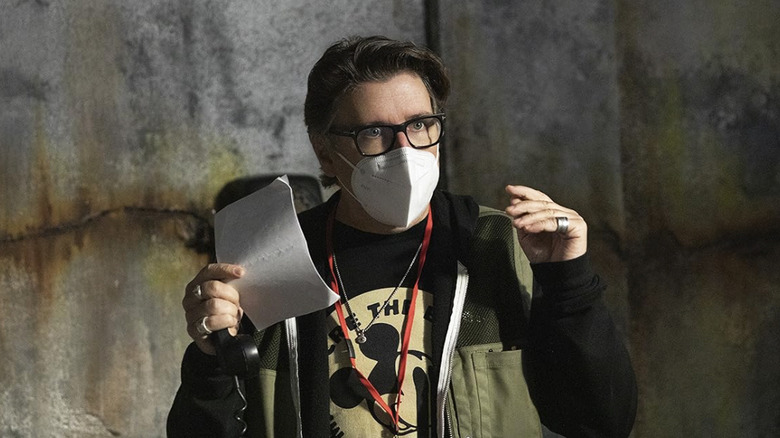 Scott Derrickson mengarahkan di belakang layar ponsel hitam