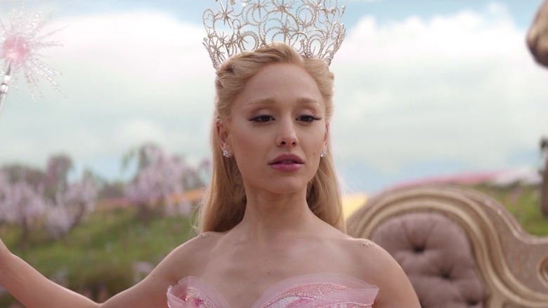 Galinda Ariana Grande tampak prihatin dengan jahat