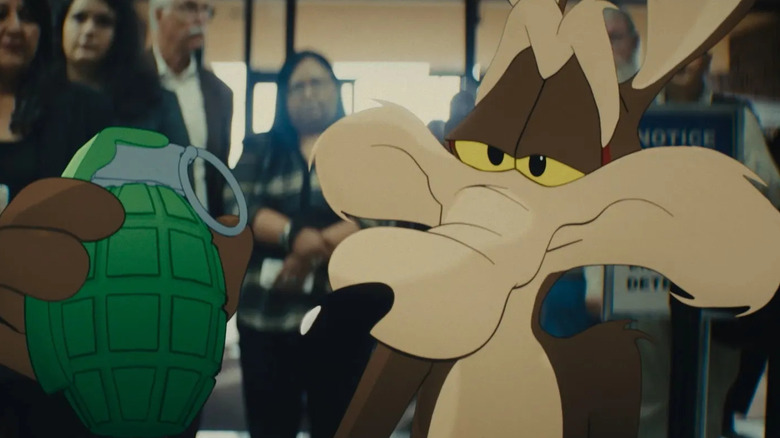 Wile E. Coyote berlari dari tepi tebing dan memegang tanda dengan sumpah serapah yang disensor di Coyote vs Acme
