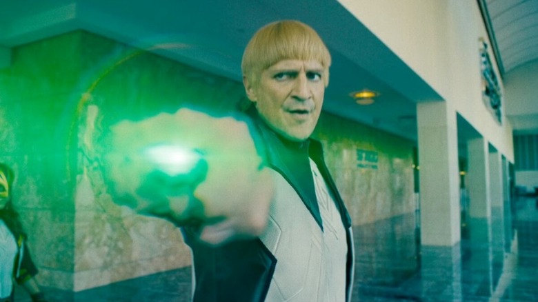 Nathan Fillion sebagai Green Lantern Guy Gardner menggunakan kekuatannya di Superman