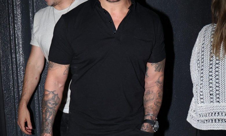 Jax Taylor dan Tom Schwartz berpose bersama untuk picutre saat keluar malam.