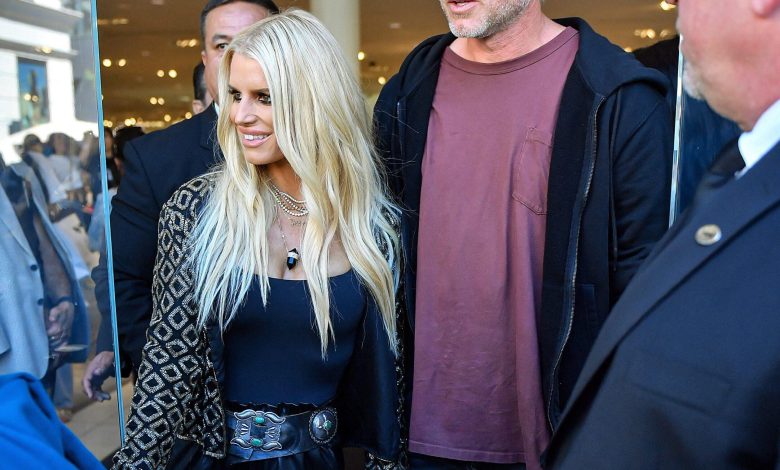 Jessica Simpson berjalan dengan Eric Johnson