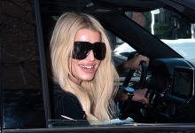 Jessica Simpson terlihat meninggalkan hotelnya