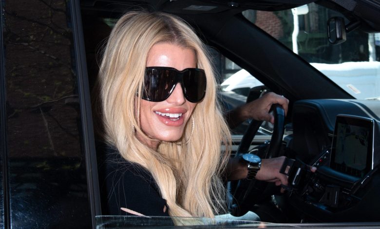 Jessica Simpson terlihat meninggalkan hotelnya